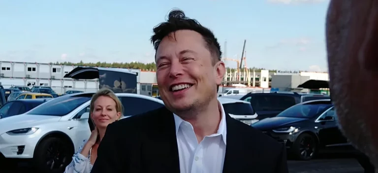 Elon Musk s’inquiète pour son entreprise et veut réduire les effectifs de Tesla