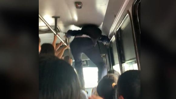 Un jeune homme devient viral pour avoir grimpé sur les sièges d'un bus afin de descendre à son arrêt (vidéo : TikTok/@viiicluna).